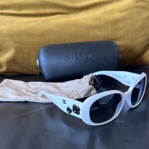 CHANEL White Oval Sunglasses with Black Floral Accents